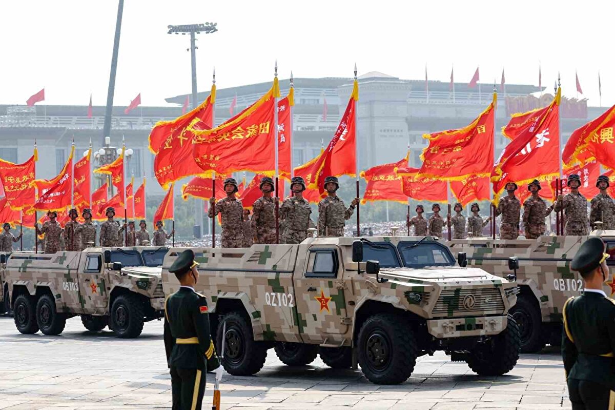 Mevcut dönemi Çin için "yeni bir yolculuk" ve "yeni bir dönem" olarak tanımlayan Xi, "Çin’e özgü sosyalizm yolunda kararlılıkla ilerlemeliyiz" dedi. Xi, tüm etnik gruplardan Çin halkını Çin Komünist Partisi liderliğinde birleşmeye çağırdı. Xi’nin konuşmasının ardından, aralarında insansız hava araçları ve hipersonik füzelerin de bulunduğu Çin’in son teknoloji silahları görücüye çıktı.