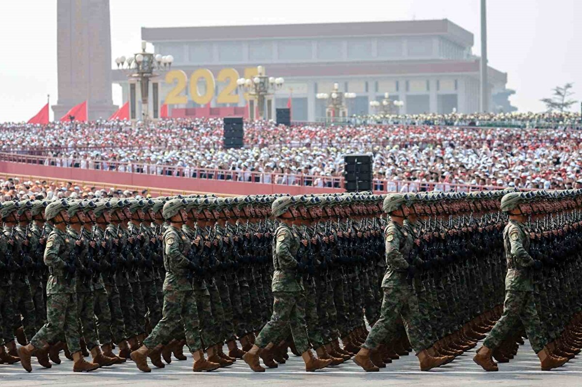 Kıtalararası nükleer füze sergilendi<br>İkinci Dünya Savaşı ve İkinci Çin-Japon Savaşı’nın sona ermesini simgeleyen geçit töreninde, DF-5C stratejik kıtalararası nükleer füzesi ile göz dağı verilirken, yüzlerce yerli üretim uçak, tank, füze ve diğer kara silahları dahil olmak üzere en son teknolojiye sahip askeri teçhizat da sergilendi.<br>