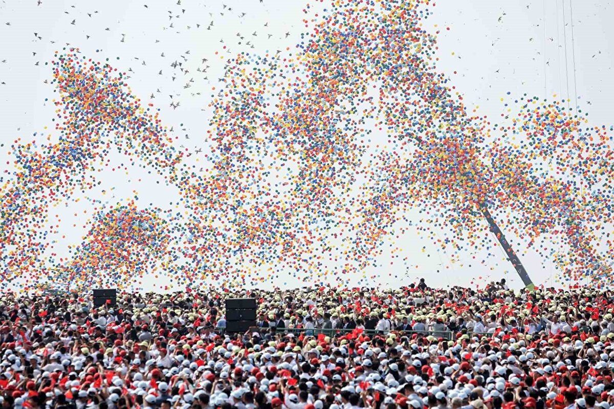 Xi, Putin ve Kim’den 66 yıl sonra bir ilk<br>Çin, Rusya ve Kuzey Kore liderlerinin düzenlenen törende 66 yıl sonra ilk kez bir araya gelmesi, Batı dünyasına karşı birlik mesajı olarak yorumlandı. Kuzey Kore’nin kurucusu Kim Il-sung, Çin’in kurucusu Mao Zedong ve eski Sovyetler Birliği Başbakanı Nikita Kruşçev son olarak 1959’da yapılan benzer bir törene katılmıştı.