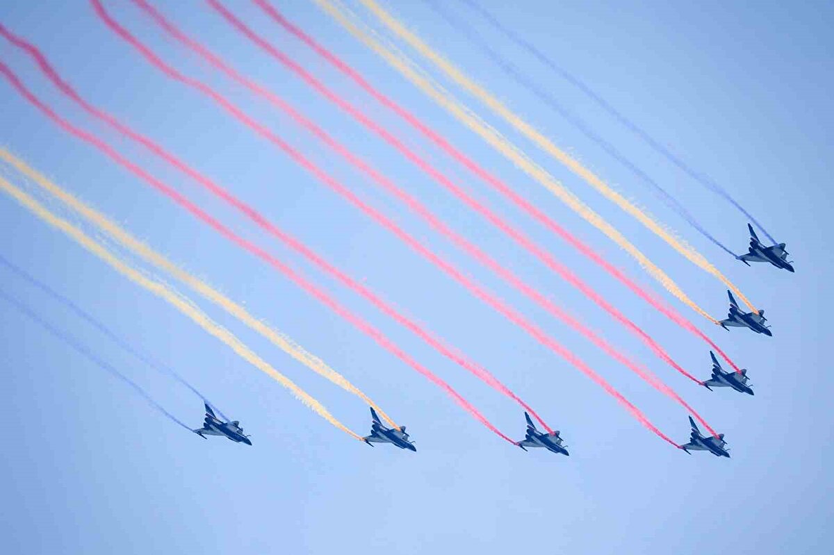 "Putin ve Kim’e selamlarımı iletin"<br>ABD Başkanı Donald Trump, kendisine ait sosyal medya platformu Truth Social üzerinden yaptığı paylaşımda, ABD’nin Japonya işgalinden kurtulması için Çin’e büyük bir destek verdiğini hatırlatarak, "Asıl soru şu: Çin Devlet Başkanı Xi, Çin’in özgürlüğünü çok dostane olmayan bir yabancı işgalciden kurtarmasına yardımcı olmak için ABD’nin verdiği muazzam desteği ve döktüğü kanları anacak mı, anmayacak mı?" diye sordu.