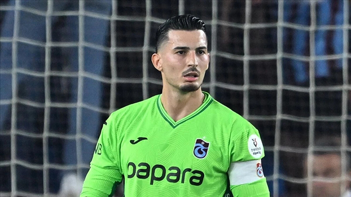 Hedefleri için çalışan, kendilerini zorlayan kaleciler görmek istiyoruz. Ona kariyeri için tüm kalbimle en iyisini diliyorum. Önünde çok büyük bir kariyer var. En güzel spor olan futbolun ve en güzel mevki olan kaleciliğin her saniyesinin tadını çıkarsın."<br><br>