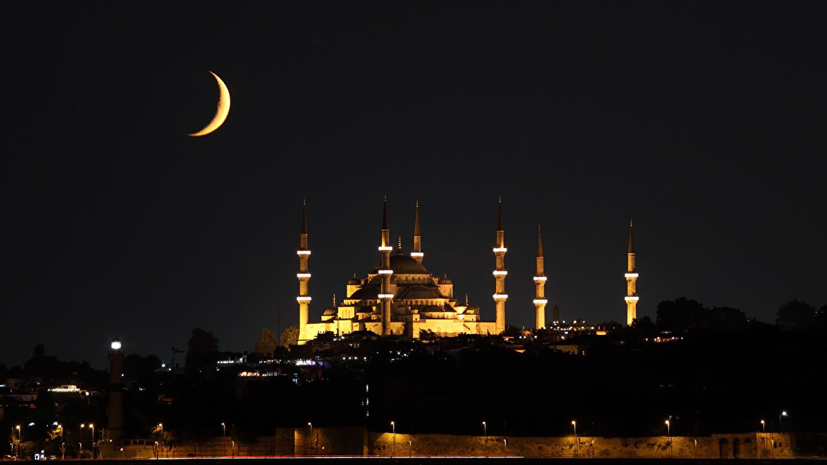 Üç ayların başlangıcı olarak bilinen Recep, Müslümanlar için manevi bir arınma sürecinin kapılarını aralıyor. Bu ayda oruç tutuluyor, nafile namazlar kılınıyor, Kur’an-ı Kerim okunuyor ve dualar ediliyor. Recep ayında ayrıca Regaib ve Miraç Kandilleri idrak ediliyor.