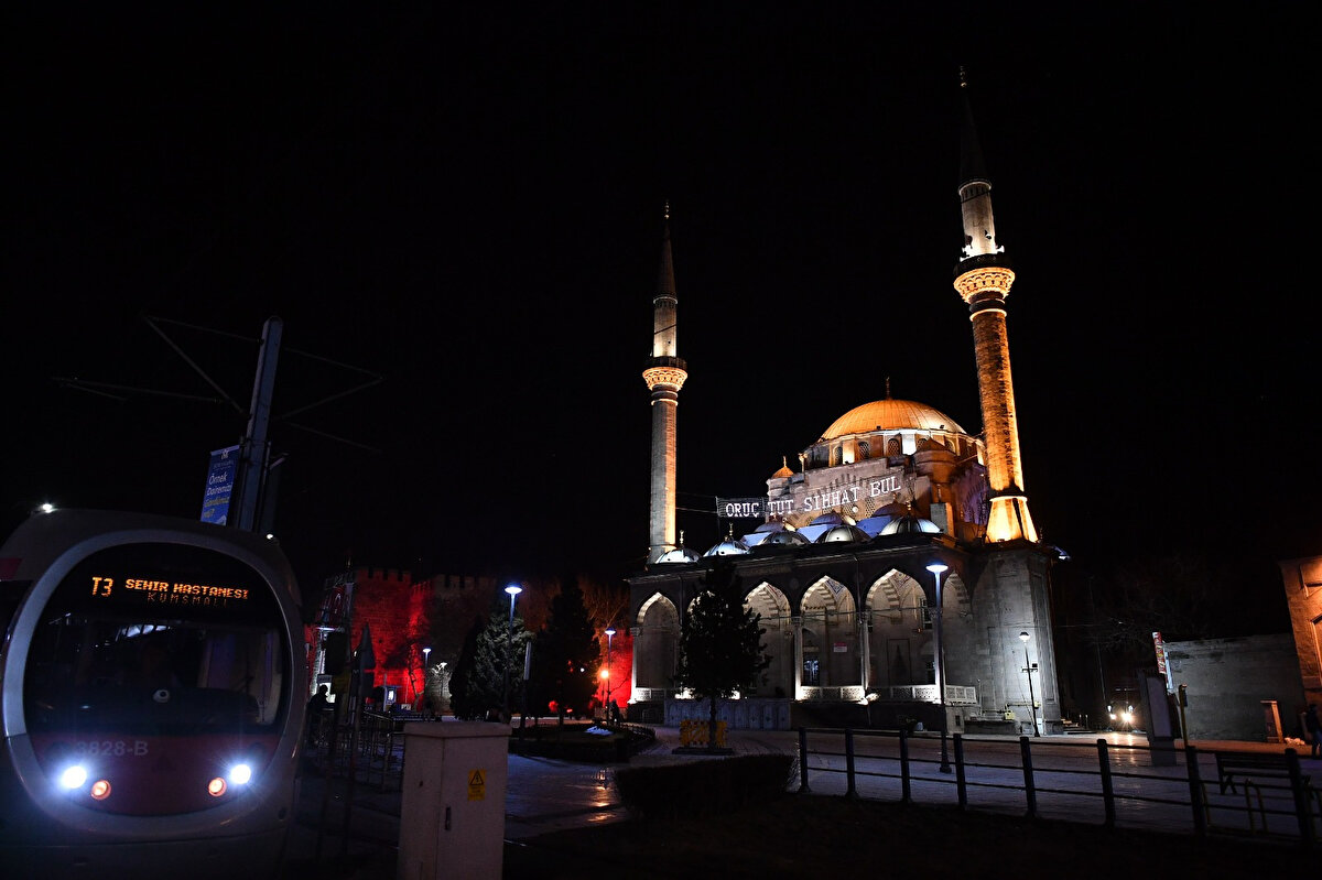 RECEP AYI ANLAM VE ÖNEMİ<br>İslam dünyasında kutsal kabul edilen dört aydan biri olan Recep ayı, Hicri takvime göre yedinci ay olarak öne çıkıyor. Arapça'da "azamet" ve "yüceltme" anlamına gelen Recep, bu aya gösterilen saygı ve değeri simgeliyor.<br>