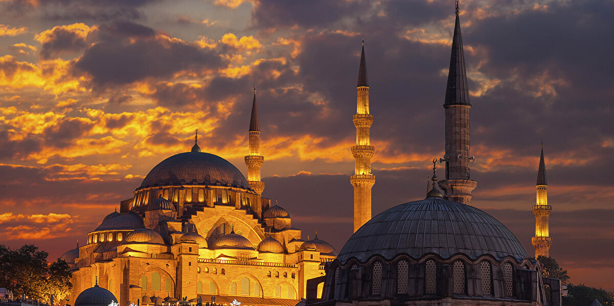 ÜÇ AYLAR NE ZAMAN BAŞLIYOR?<br><br>Müslümanlar için manevi önemi büyük olan üç aylar, 21 Aralık Pazar günü başlayacak. Hicri takvimde mübarek kabul edilen Recep ayının gelişiyle birlikte başlayacak olan bu süreç, rahmet, mağfiret ve bereket dönemi olarak kabul ediliyor. Bir önceki yıl 1 Ocak'ta başlayan Recep ayının, bu yılın sonunda yeniden başlamasıyla üç aylara girilmiş olacak.<br>