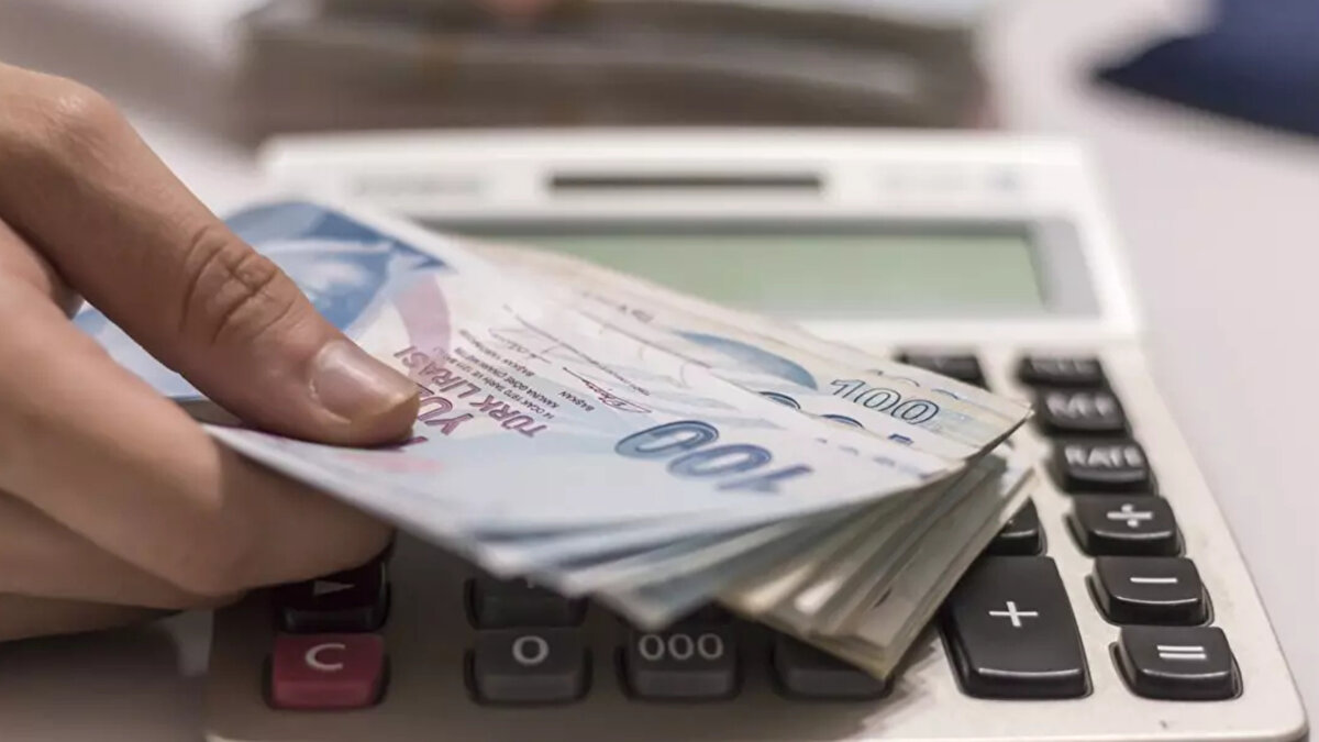 Merkez Bankası’nın enflasyon beklentisi<br><br>Merkez Bankası, 2025 yıl sonu için enflasyon tahminini %25 - %29 aralığında duyurdu. Hedef %24 olsa da gerçekleşmenin bunun üzerinde olacağı değerlendiriliyor.<br><br>Enflasyon %25 çıkarsa, 6 aylık TÜFE %7,14 olacak. Bu durumda SSK ve Bağ-Kur emeklilerinin alacağı zam oranı da aynı şekilde %7,14 seviyesinde gerçekleşecek.<br><br>Enflasyonun %29’a ulaşması halinde ise oran %10,56’ya yükselecek.