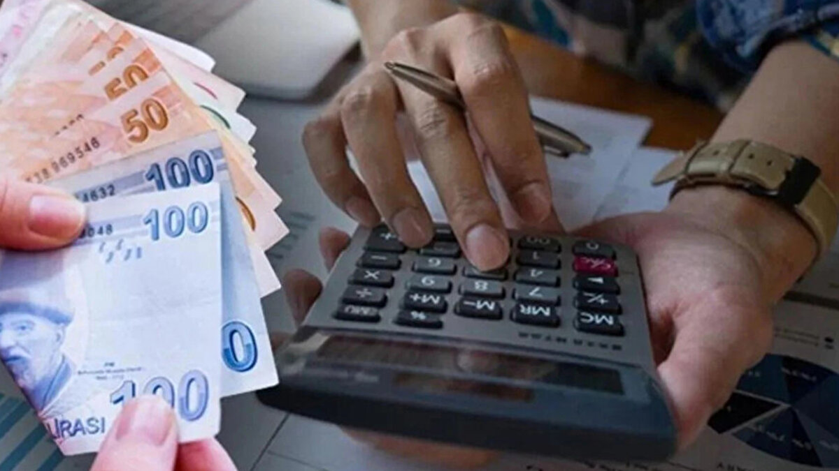 Net maaşlar enflasyon farkıyla belirlenecek<br><br>Memur ve emekliler yılda iki kez toplu sözleşme zammı alırken, enflasyon farkı da bu oranlara ekleniyor. Bu fark, özellikle yüksek enflasyon dönemlerinde maaş artışlarını doğrudan etkiliyor.