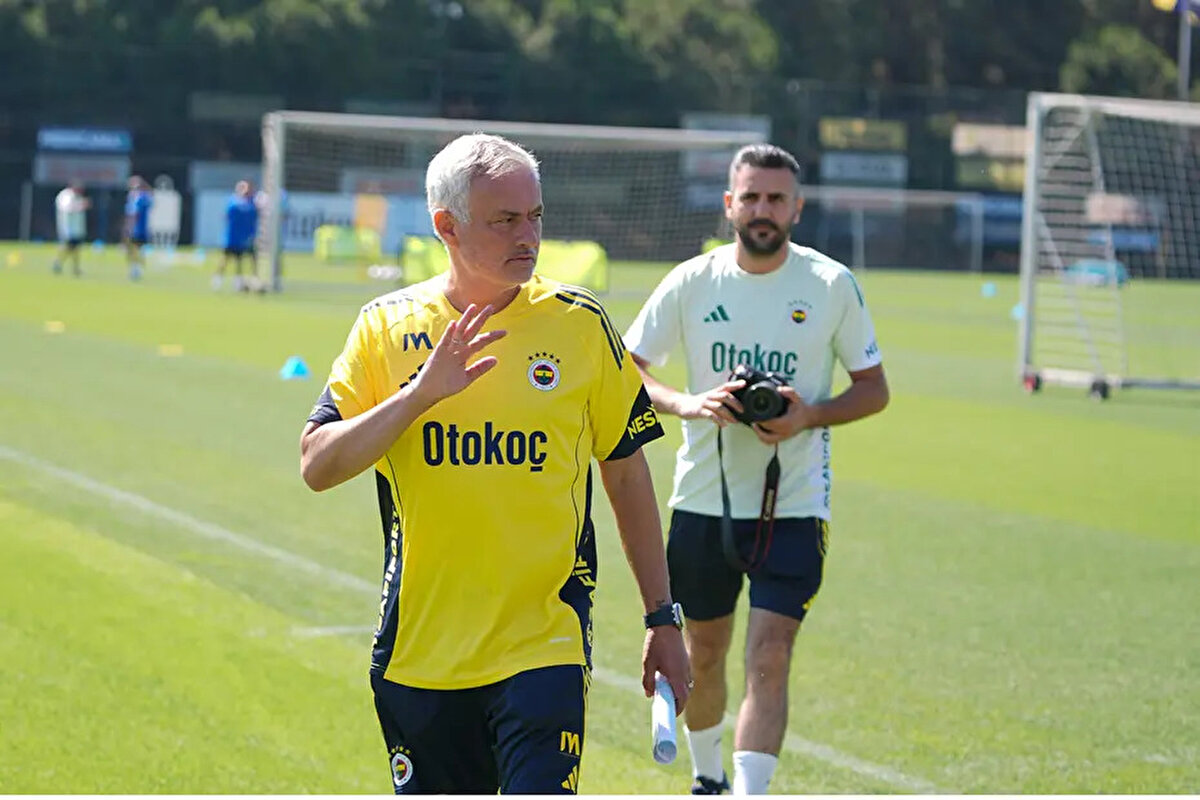 Fenerbahçe'den ayrılan Jose Mourinho'nun yeni adresi taraftarlar tarafından merakla bekleniyor.