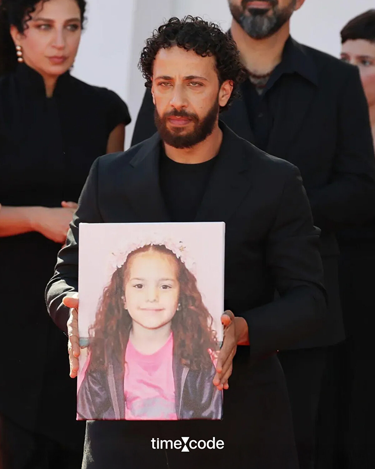 Gösterim salonunda seyirciler gözyaşlarını tutamadı ve uzun süre filmi alkışladı.