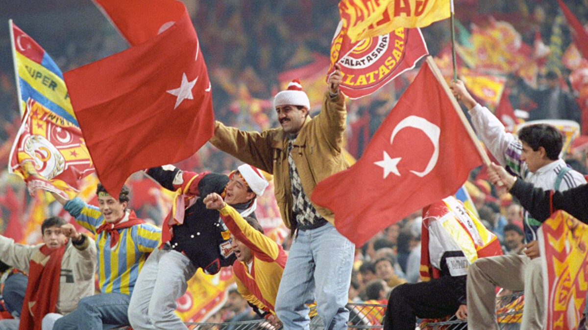 1992 yılında Frankfurt'ta oynanan müsabakada 30,000'e yakın taraftarın Galatasaray'ı desteklemesi Alman yöneticilerin edişe yaşamasına neden olduğunu belirten Frankfurter Rundschau, "Ancak, Ekim 1992'de "Gala" son kez Frankfurt’ta oynadığında, takımı 30.000 taraftar desteklemişti. Eintracht için maç neredeyse deplasman gibiydi. ifadelerini yazdı.