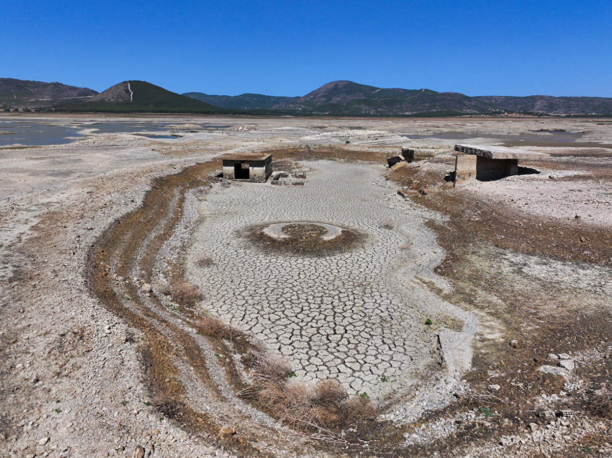 Türkiye'nin birçok yerinde olduğu gibi İzmir'de de yetersiz yağışlar, artan sıcaklıklar ve bilinçsiz tüketime bağlı nedenler barajlardaki su seviyelerini olumsuz etkiliyor.<br><br>Yılın başından bu yana kentin su ihtiyacının yaklaşık yüzde 55'i yer altı, yüzde 45'i ise yüzeydeki su kaynaklarından sağlanıyor. Var olan su kuyularında kullanım artarken, yeni kuyular açılması için de çalışmalar sürüyor.