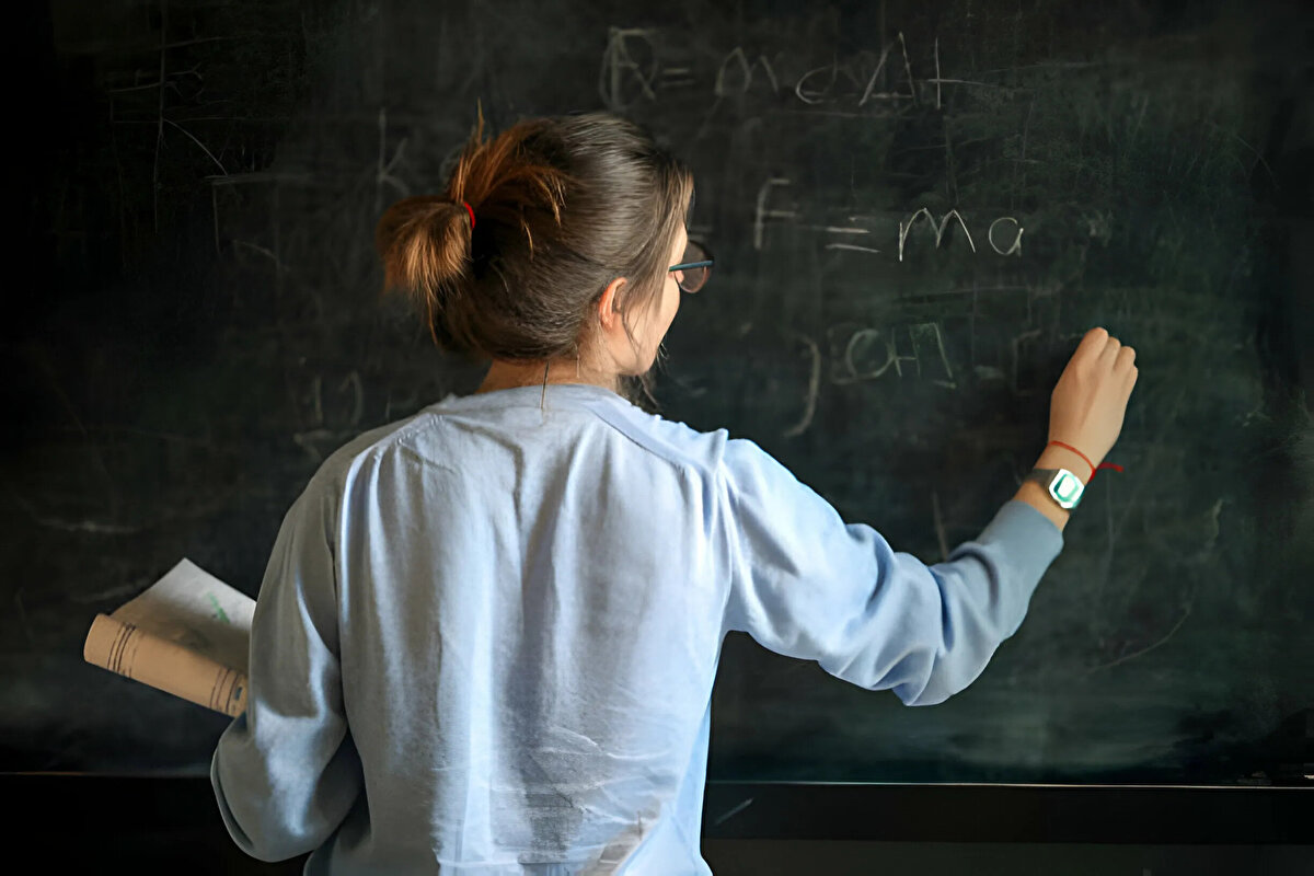 MEB’DE ÖĞRETMENLER İÇİN İKİNCİ İL DIŞI BAŞVURU DÖNEMİ BAŞLADI<br>Milli Eğitim Bakanlığı, kadrolu öğretmenler için yaz dönemi ikinci il dışı tayin başvurularını açtı. Öğretmenler, başvurularını belirtilen internet adresi üzerinden ilgili formu doldurarak yapabilecek.<br>Atamalar, her yıl olduğu gibi bu dönemde de öğretmenlerin hizmet puanına göre gerçekleştirilecek. 2025 yılı için MEBBİS üzerinden il dışı atama başvuru ekranı erişime açıldı.<br>