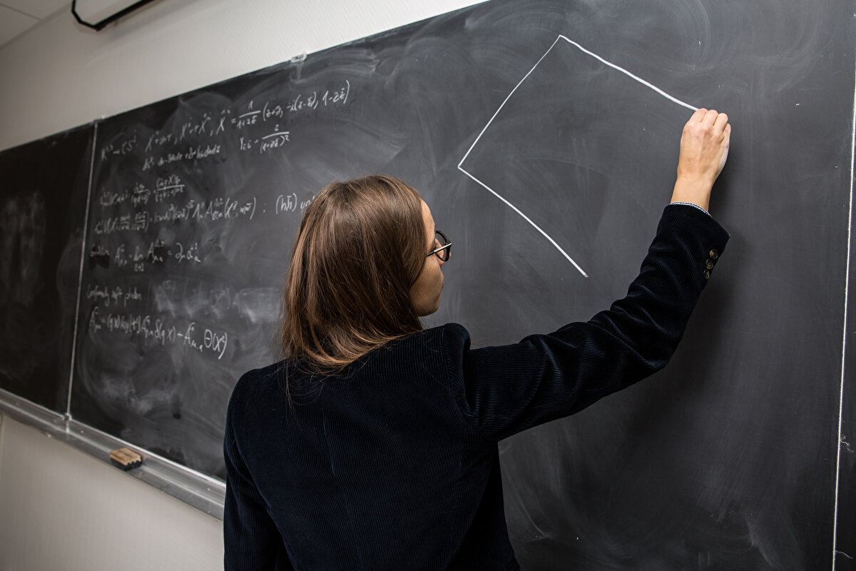 BAŞVURU ŞARTLARI<br>1. Adaylığı kaldırılmış olmak,<br>2. Bulundukları ilde 31 Aralık 2025 tarihi itibarıyla en az üç yıllık çalışma süresini tamamlamış<br>olmak,<br>3. Bakanlığımıza sözleşmeli öğretmen olarak atandıktan sonra öğretmen kadrosuna atananlar<br>bakımından 31 Aralık 2025 tarihi itibarıyla ilgili mevzuat hükümleri doğrultusunda kadrolu<br>ve sözleşmeli toplam dört yıllık çalışma süresini tamamlamış olmak, şartlarını taşımaları gerekiyor.<br>