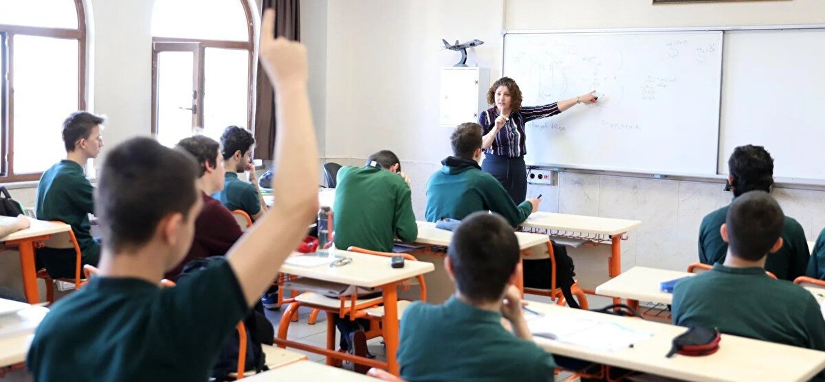 12 il listesi’nde belirtilen illerin dışındaki illerde görev yapan öğretmenlerden, 31 Aralık 2025 tarihi itibarıyla bulunduğu ilde üç yıllık çalışma süresini tamamlamamış olanlar başvuru şartlarındaki 1’inci ve 3’üncü maddelerde yer alan şartları taşımaları koşuluyla listedeki 12 il ile sınırlı olmak üzere yer değiştirme başvurusunda bulunabiliyor. İşte 12 il:<br>Ağrı<br>Ardahan<br>Bitlis<br>Hakkâri<br>Iğdır<br>İstanbul<br>Kars<br>Muş<br>Siirt<br>Şanlıurfa<br>Şırnak<br>Van<br>