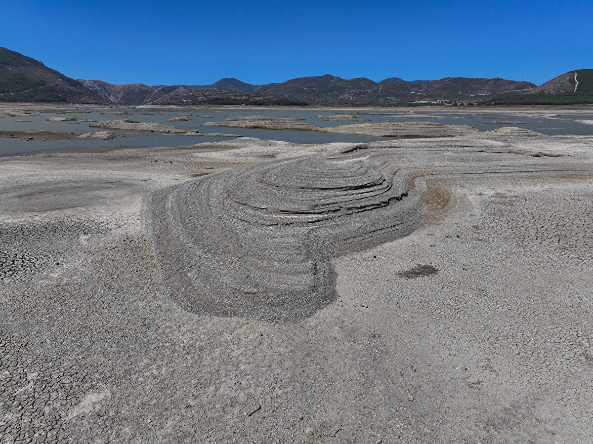 Diğer barajlarda da seviye düştü<br><br>İzmir Su ve Kanalizasyon İdaresi Genel Müdürlüğü (İZSU) bünyesindeki diğer 5 barajın da tamamının su seviyesi, kuraklık nedeniyle geçen yılın gerisinde kaldı.<br><br>Barajlardan Balçova'da doluluk yüzde 32'den yüzde 15'e, Güzelhisar'da yüzde 71'den yüzde 52'ye, Ürkmez'de yüzde 18'den yüzde 6'ya düştü.<br><br>Alaçatı Kutlu Aktaş'ta su seviyesi yüzde 0,59 oldu, Gördes barajının suyu ise tamamen tükendi.