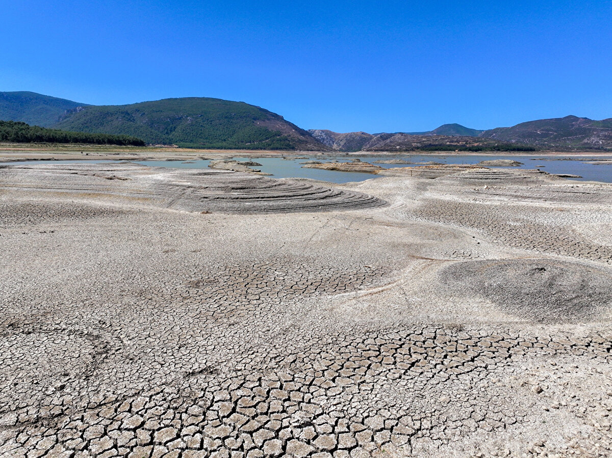"Nehirler, bu yılki kuraklığın en büyük yükünü üstlendi"<br><br>İzmir Bakırçay Üniversitesi Coğrafya Bölümü Öğretim Üyesi Prof. Dr. Şermin Tağıl, AA muhabirine, iklim değişikliğinin neden olduğu aşırı hava olaylarının sıklığı ve süresinin arttığını belirtti.