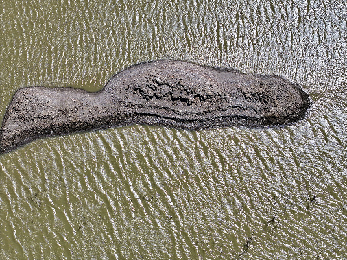 Tağıl, iklim değişikliğinin etkilerinin sadece doğal sistemlerle sınırlı kalmayıp gündelik yaşama da doğrudan yansıdığını kaydetti.<br><br>Azalan su kaynaklarının tarımsal üretimi tehdit ettiğini ve içme suyu yönetimi konusunda ciddi zorluklar oluşturduğunu ifade eden Tağıl, "Bu durum, su kıtlığına bağlı ekonomik ve sosyal sorunların habercisi. İzmir'in su kaynaklarını besleyen akarsularda vahşi yaşamın ve doğal habitatların hayatta kalabilmesi için çok az su kaldı. Bu koşullar, insan yaşamının ve tüm canlıların iklim değişikliğine uyum sağlamak zorunda olduğunun en somut göstergesidir. Aksi takdirde habitat kayıpları kaçınılmaz hale gelecektir." dedi.