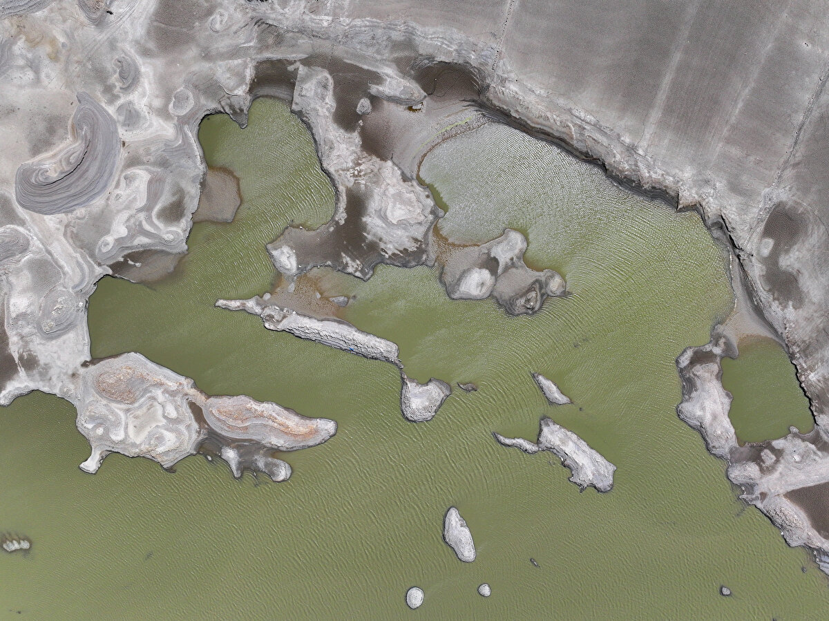 Kentte su kaynaklarında yaşanan azalmanın kritik eşiğe gelmesi nedeniyle İZSU çeşitli önlemler almaya başlamış, İZSU bünyesinde oluşturulan Su Kurulu, 6 Ağustos'tan itibaren kent merkezindeki 12 ilçede ay boyunca 23.00-05.00 saatlerinde düzenli, planlı su kesintileri uygulamıştı.