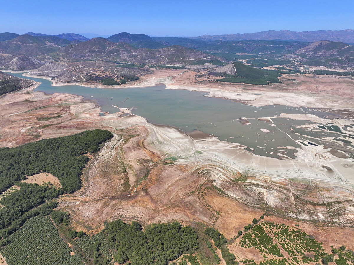 Yapımı 1997'de tamamlanan ve 26 yıldır su seviyesi kayıtları tutulan barajda bu seneden önceki en düşük 3 Eylül doluluk oranı yüzde 7 ile 2008'de gerçekleşmişti.<br><br>Barajda Aralık 2008'de aktif doluluk oranı ise yüzde 1'e kadar gerilemişti.<br><br>Yıllık ortalama 90 milyon metreküp su çekilen barajdaki kuraklığın etkisiyle havzanın büyük bölümü adeta ovaya dönüştü. Sadece küçük bir noktada suyun kalması nedeniyle havzada adacıkların oluştuğu, eski yapıların ortaya çıktığı, zeminin çatladığı görüldü.