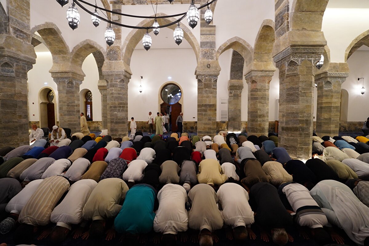2017 yılında geri çekilen DEAŞ militanları tarafından minaresi ve mescidi yıkılan ve titizlikle yeniden inşa edilen camiye, Irak halkı ibadet etmek için akın etti.
