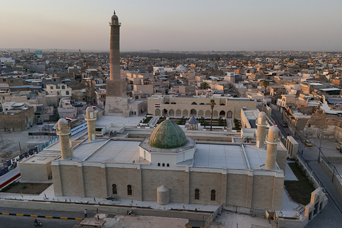 1172 yılında (Hicrî 566) Musul ve Şam hâkimi olan Nûreddin Mahmud Zengî tarafından inşa edilen cami, bu nedenle de "Nuri" adını almıştı.