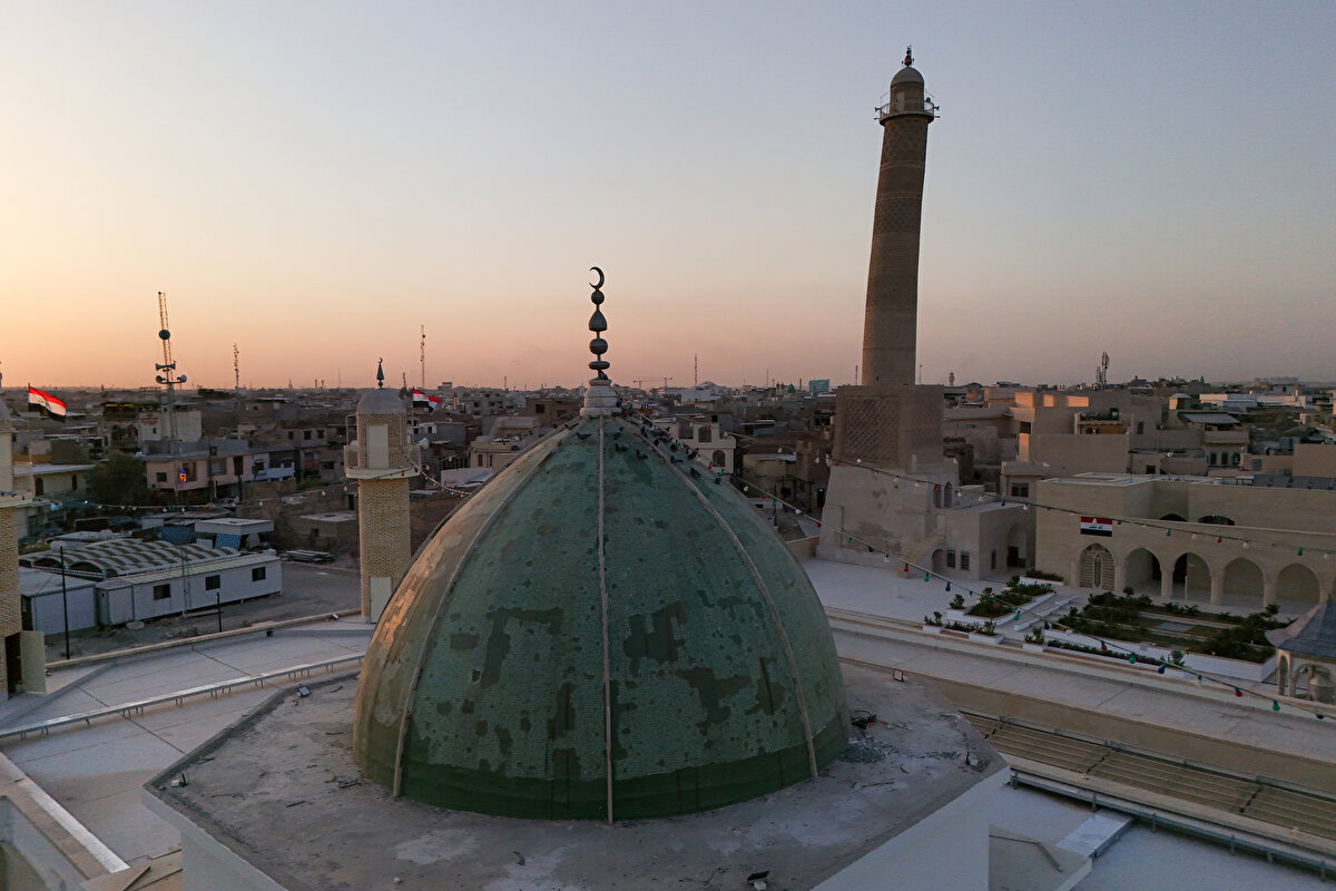 Öyle ki, İbn Battuta 14. yüzyılda Musul'u ziyaret ettiğinde, minare zaten büyük ölçüde eğilmişti ve "el-Hadba" veya "kambur" takma adını almıştı.