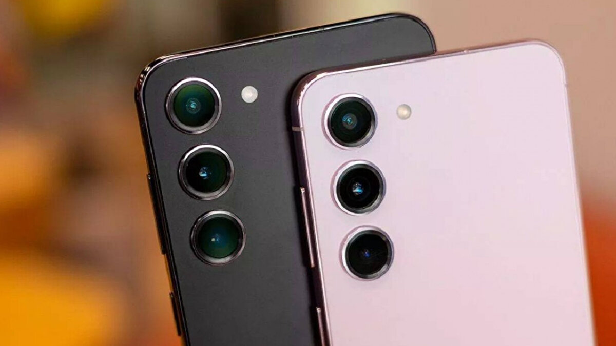 Pil ve Şarj: 45W Hızlı Şarj<br><br>Galaxy S25 FE, 4.900 mAh pil kapasitesi ile Galaxy S24 FE’nin 4.700 mAh değerini geride bırakıyor. Ayrıca 45W hızlı şarj desteği ile çok daha kısa sürede şarj oluyor. Kablosuz şarj ise her iki modelde de 15W olarak kalıyor.