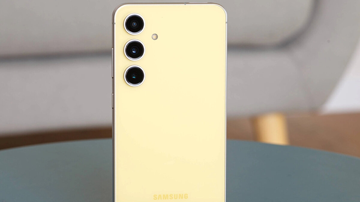 Kamera: Yeni Nesil Yazılım İyileştirmeleri<br><br>Donanım tarafında büyük bir değişiklik yok:<br><br>50 MP OIS ana kamera<br><br>12 MP ultra geniş açı<br><br>8 MP telefoto (3x optik zoom)<br><br>Ancak Galaxy S25 FE, ProVisual Engine ve Object-Aware motoru sayesinde fotoğraf ve videolarda daha iyi sonuçlar veriyor. Ayrıca 8K 30 FPS video kaydı destekleniyor.<br><br>Ön kamera tarafında ise Galaxy S24 FE’nin 10 MP sensörü yerine, otomatik odaklamalı 12 MP özçekim kamerası bulunuyor.<br>