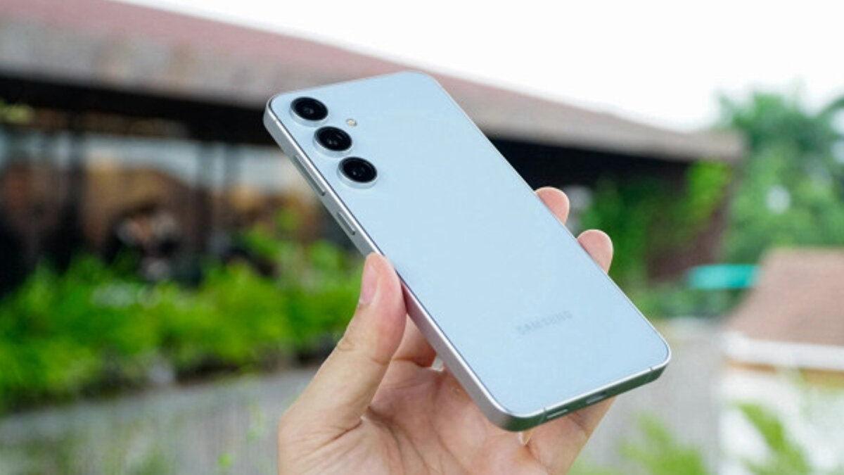 Galaxy S25 FE, Daha Güçlü Bir Alternatif<br><br>Samsung Galaxy S25 FE, daha ince ve hafif tasarımı, geliştirilmiş işlemcisi, yapay zekâ destekli yazılım özellikleri, daha güçlü selfie kamerası ve hızlı şarj desteği ile öne çıkıyor. Galaxy S24 FE sahipleri için geçiş şart olmayabilir, ancak yeni bir cihaz almayı düşünen kullanıcılar için Galaxy S25 FE daha cazip bir seçenek sunuyor.