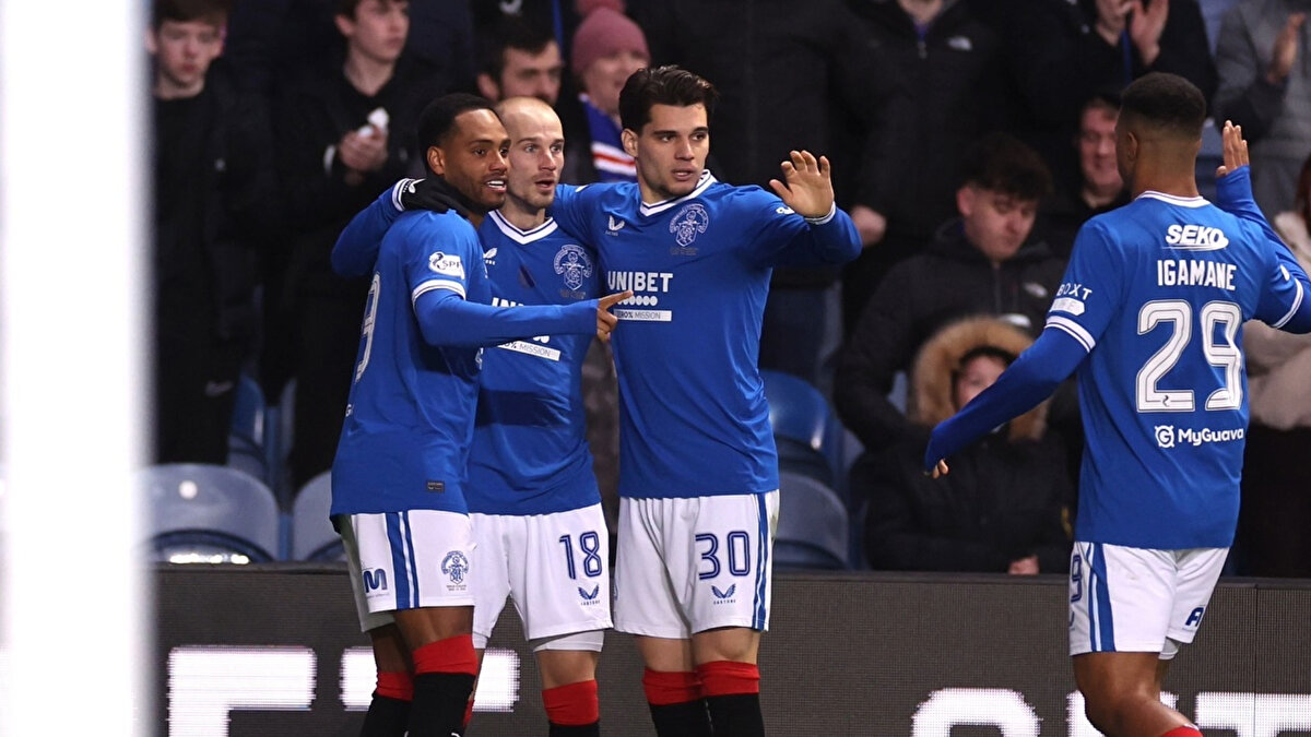 Hagi hangi takımlarda oynadı?  <br><br>Tecrübeli  oyuncu, Rangers'ta çıktığı 139 maçta 29 gol 28 asistlik katkı sağladı. Romanya Milli Takımı formasını 47 kez giyen tecrübeli oyuncu 6 gol üretti.