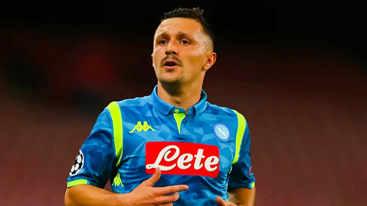 Calcio Mercato'nun haberine göre, Galatasaray'ın bir dönem ilgilendiği 34 yaşındaki tecrübeli bek oyuncusu için Eyüpspor'un devreye girdiğini yazdı. Haberin detaylarında, Süper Lig ekibi Gaziantep FK'nin de Rui ile görüşme gerçekleştirdiği belirtildi.