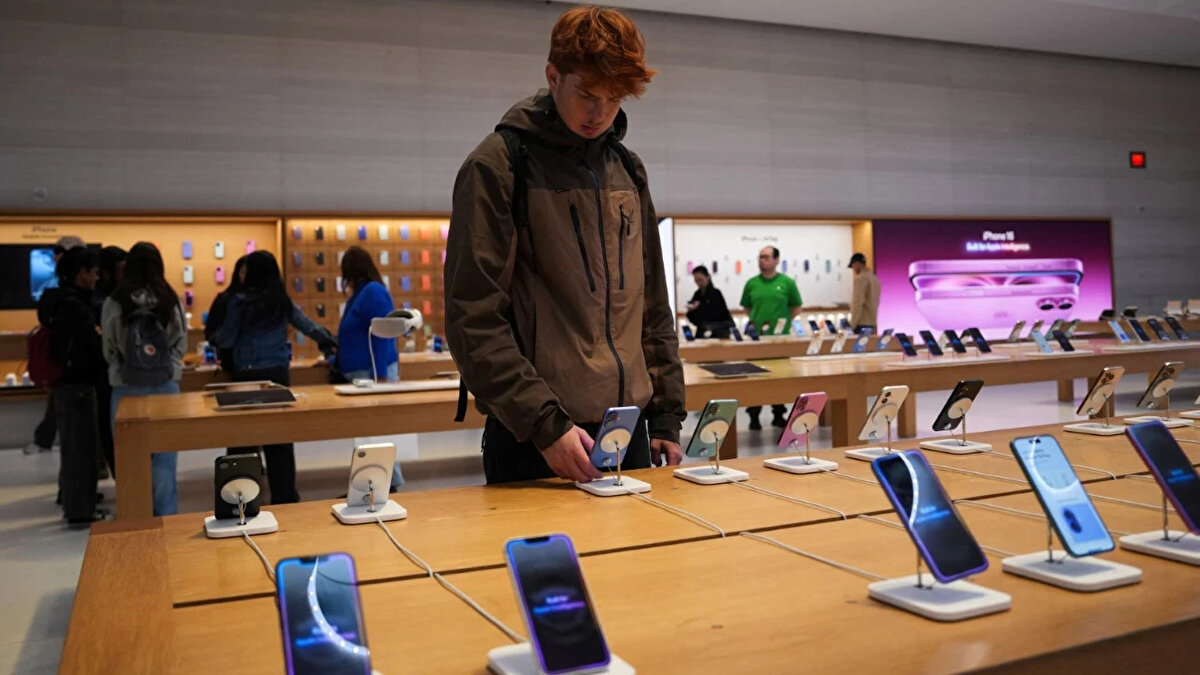 Ocak Ayında Rekor Kayıt<br><br>Akıllı telefonların en çok kaydedildiği ay 1 milyon 47 bin ile ocak oldu. Şubatta 885 bin, martta ise 852 bin cihaz sisteme işlendi. Böylece yılın ilk çeyreğinde akıllı telefon satış ve kayıtları güçlü seyrini korudu.