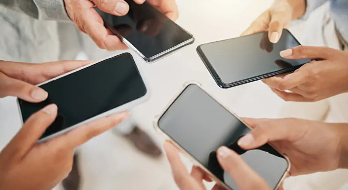 Akıllı Telefon Pazarında Rekabet Kızışıyor<br><br>BTK verilerine göre Türkiye’de en çok satılan akıllı telefonlar Apple, Samsung ve Redmi oldu. Yılın ilk çeyreğinde pazarın üçte ikisinden fazlasını bu markalar oluştururken, özellikle ocak ayındaki yüksek satış rakamları dikkat çekti.