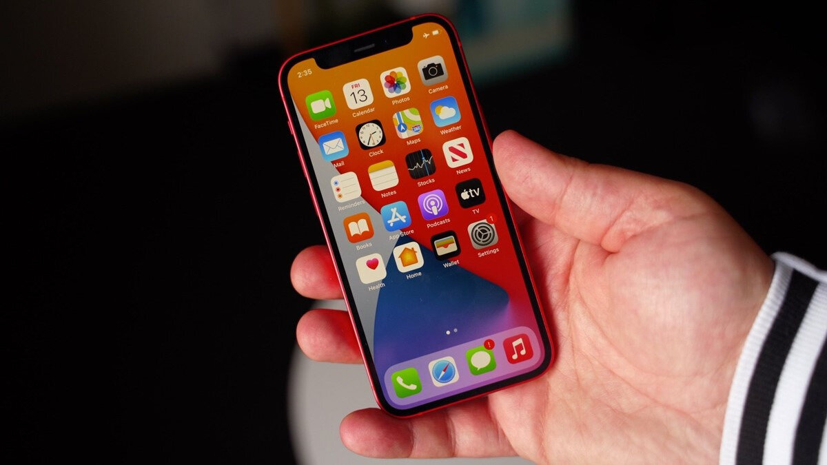 En Çok Satan Akıllı Telefon Markaları<br><br>IMEI kayıtlarına göre en çok satan akıllı telefon markaları arasında ilk üç sırada Apple, Samsung ve Redmi yer aldı.<br><br>Apple: 912 bin cihaz<br><br>Samsung: 829 bin cihaz<br><br>Redmi: 452 bin cihaz<br><br>Bu üç marka, toplam kayıtların yaklaşık yüzde 75’ini oluşturdu.