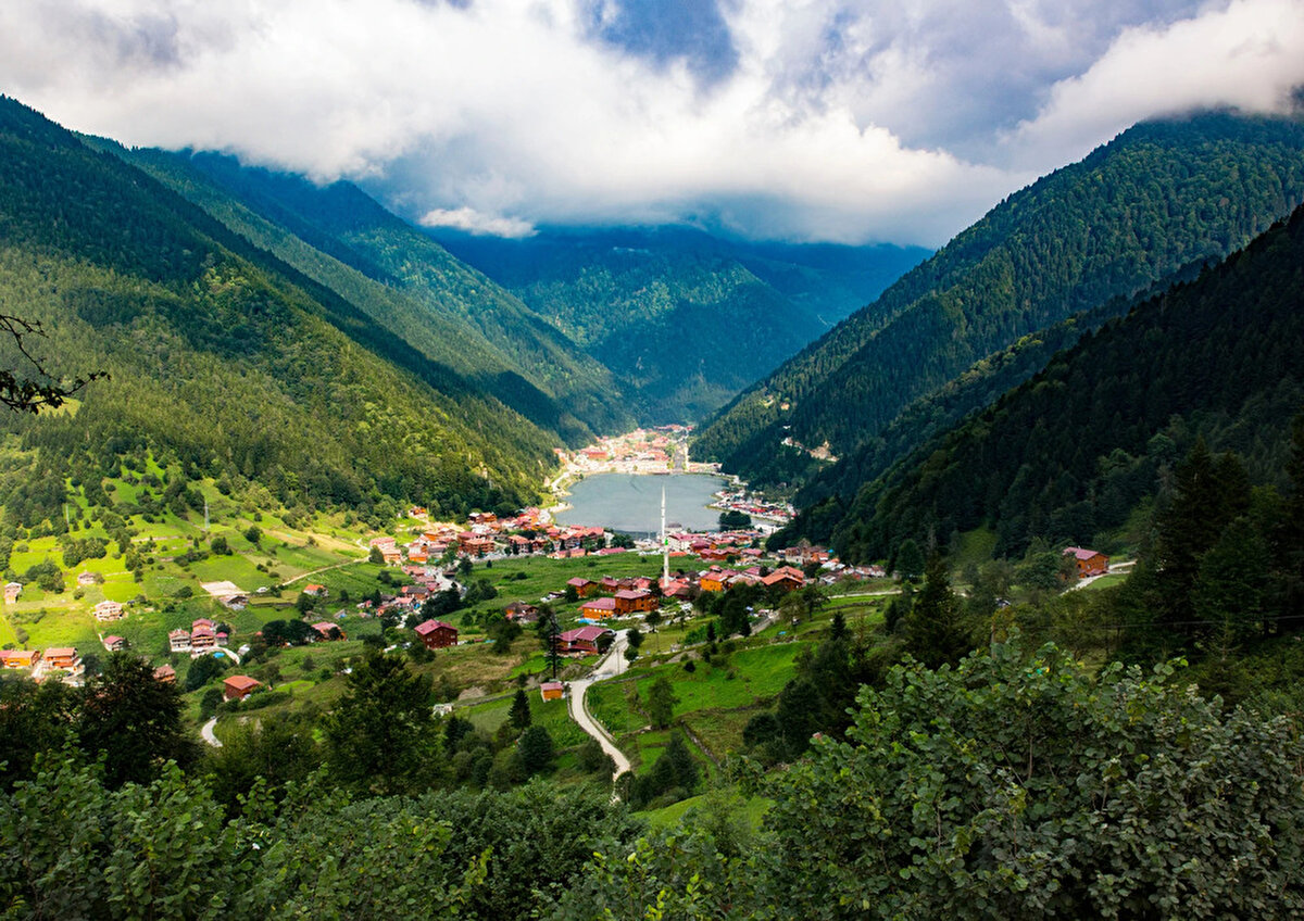 Orta ve Doğu Karadeniz<br>Parçalı ve çok bulutlu. Orta Karadeniz kıyıları, Doğu Karadeniz ve Tokat çevrelerinde sağanak ve gök gürültülü sağanak yağış görülecek. Samsun’un doğusu ve Ordu çevrelerinde yağışların yer yer kuvvetli olması bekleniyor.<br>•Amasya: 30°C, parçalı ve çok bulutlu<br>•Artvin: 25°C, sağanak ve gök gürültülü sağanak yağışlı<br>•Samsun: 29°C, sağanak ve gök gürültülü sağanak yağışlı, doğusunda kuvvetli<br>•Trabzon: 24°C, sağanak ve gök gürültülü sağanak yağışlı<br>