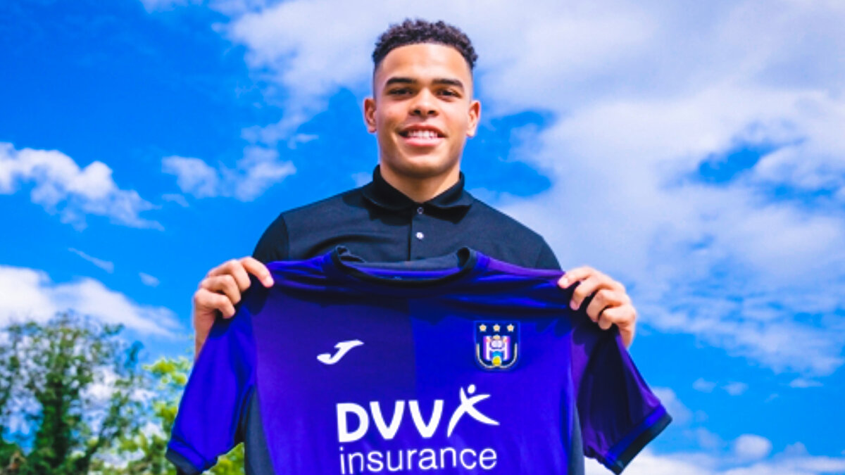 20 yaşındaki genç orta saha, görev verilmesi taktirde kanatlarda da performans sergileyebiliyor. Stroeykens için Galatasaray scout ekibinin geniş çaplı araştırma yaptığı ve Dries Mertens'den oyuncu hakkında bilgi aldığı ifade edildi. 