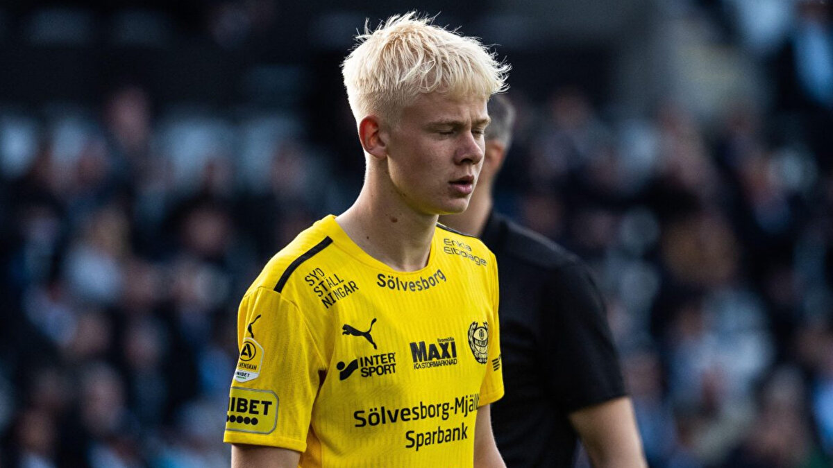 22 yaşındaki genç ortasaha bu sezon Malmö formasıyla çıktığı 28 maçta 3 gol, 9 asistlik katkı sağladı. Galatasaray yönetiminin Rosengren için 4 milyon euroluk teklifi Malmö yönetimine ileteceği iddia ediliyor. 