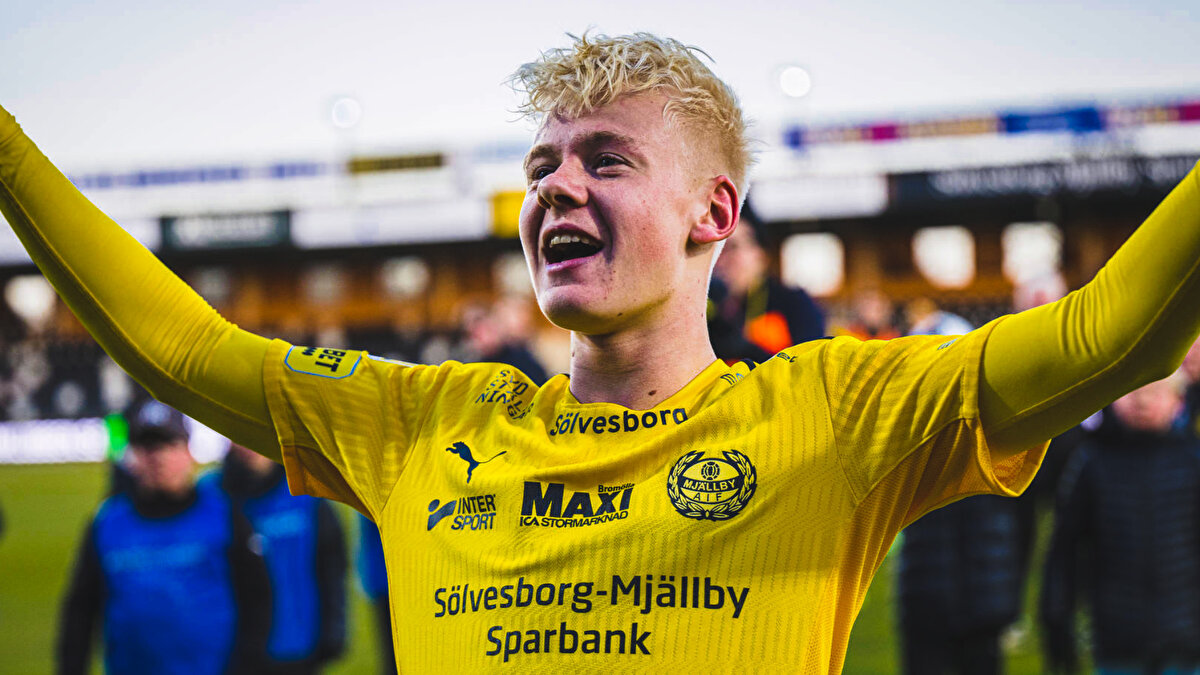 Geçtiğimiz sezon Avrupa Ligi'nde mücadele eden Galatasaray, Malmö karşılaşmasında sahada dikkatleri üzerine çeken İsveçli futbolcu Otto Rosengren'i listesine aldı. Mücadelede 74 dakikalık performansıyla Aslan'ın scout departmanının listesine giren 22 yaşındaki genç futbolcu, orta sahanın merkezinde görev yapıyor. 