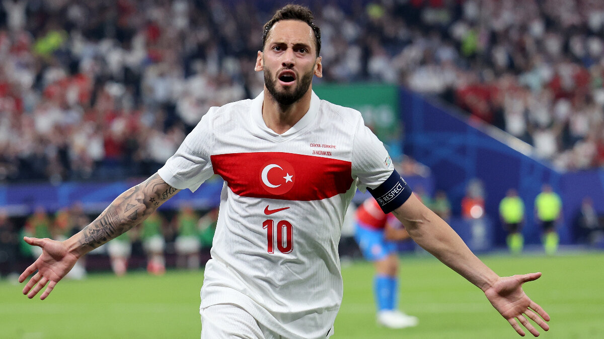 Galatasaray’ın yaz boyunca radarında olan Hakan Çalhanoğlu için sıcak gelişmeler yaşanıyor. Sabah Spor’un haberine göre, milli futbolcu 12 Eylül’e kadar transferin önünü açmak adına Inter’e bonservisini 10 milyon € seviyesine çekmeleri yönünde baskı yapıyor.