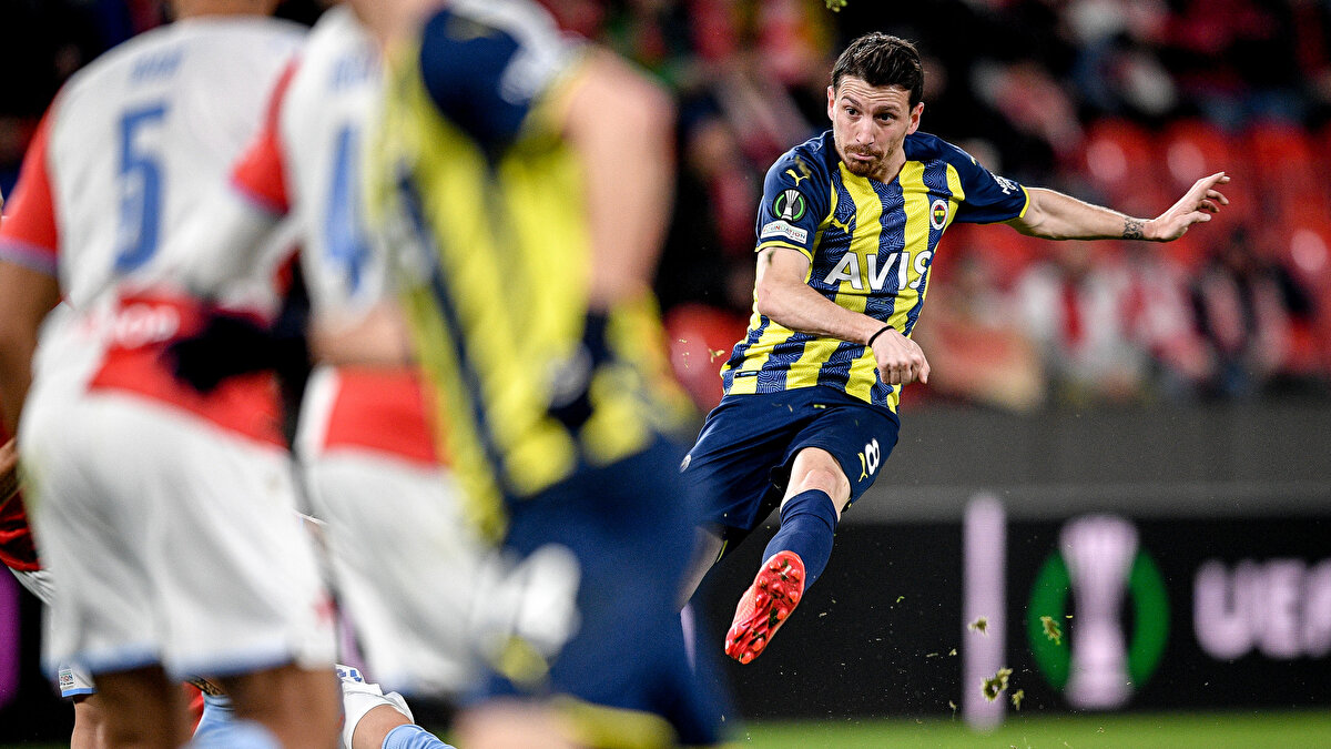 Sarı-lacivertlilerin hücum hattında Kerem Aktürkoğlu, Jhon Duran, Youssef En-Nesyri, Marco Asensio, Cenk Tosun ve Dorgeles Nene bulunuyor. Kadronun hücum gücü dikkat çekse de kaptan Mert Hakan’ın dışarıda bırakılması camiada tartışma konusu oldu.