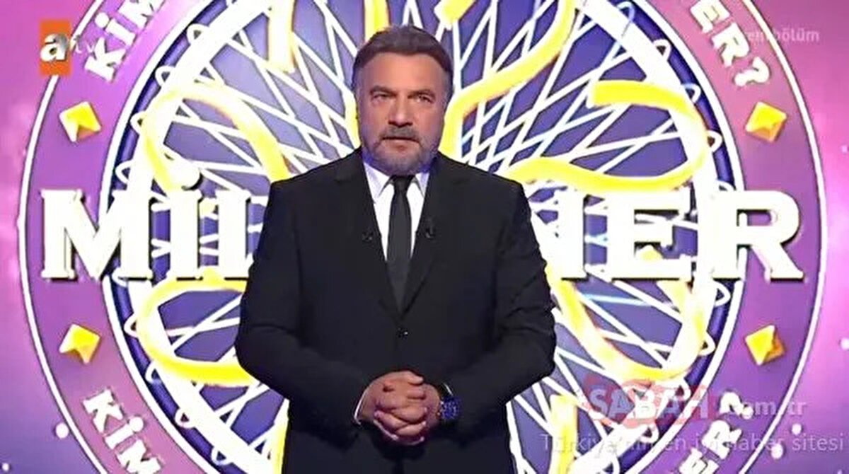 Çin neden tek bir saat dilimi kullanıyor?<br><br>Dünyanın yüzölçümü bakımından en büyük ülkelerinden biri olan Çin, 5 farklı saat dilimini kapsayacak büyüklükte olmasına rağmen resmi olarak tek bir saat dilimi (UTC+8) kullanıyor. Bu uygulama ülke genelinde resmi işleyişte kolaylık sağlarken, özellikle batı bölgelerinde günlük yaşamda farklılıklar yaratıyor.