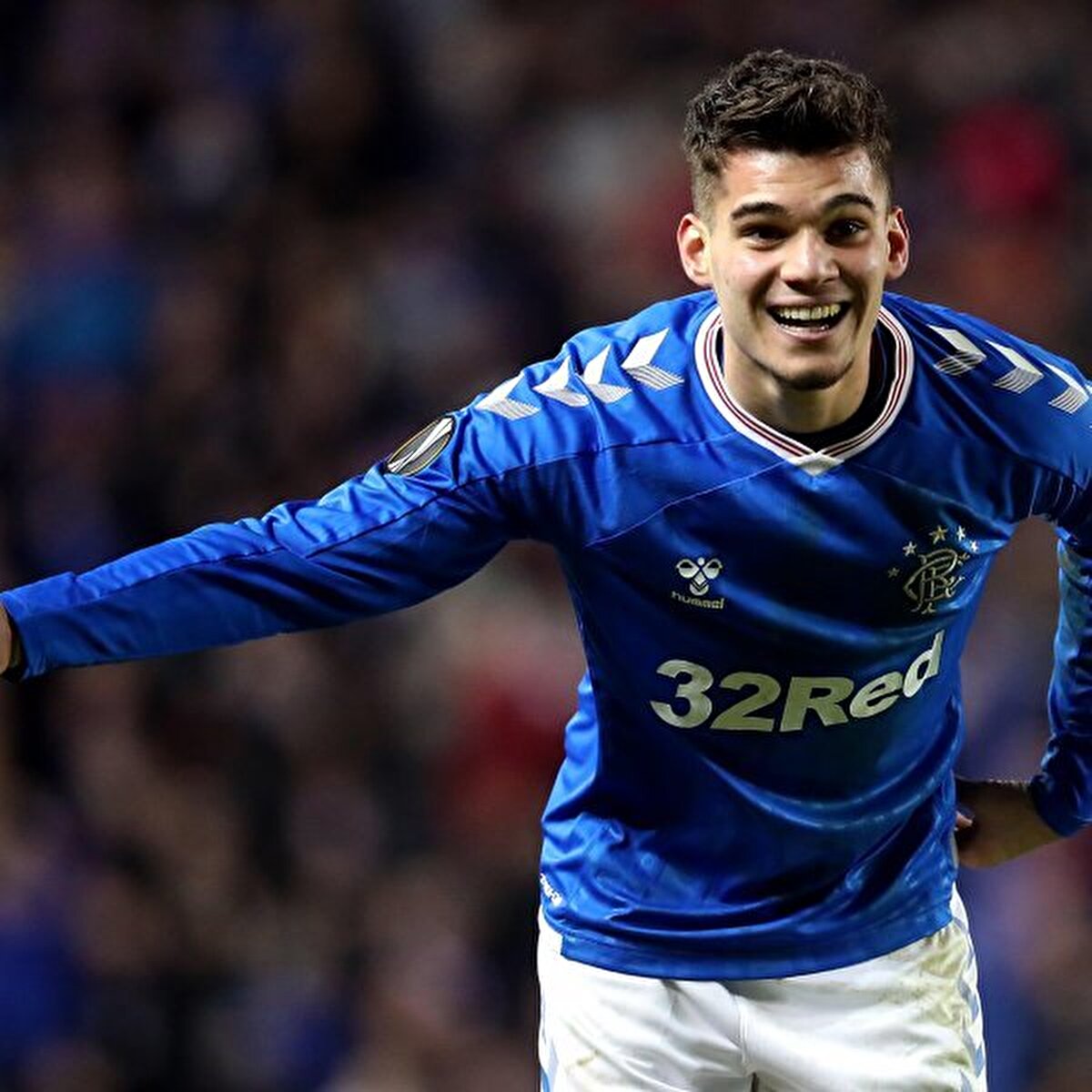 Türk futbolu, Gheorghe Hagi’den sonra bir kez daha “Hagi” ismini konuşmaya hazırlanıyor. Efsane futbolcunun oğlu Ianis Hagi, Süper Lig ekiplerinden Alanyaspor’a transfer oldu.