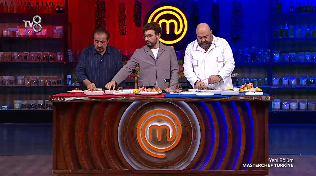 MasterChef Türkiye 2025 tüm heyecanıyla devam ediyor. 4 Eylül tarihli yeni bölümde yarışmacılar dokunulmazlık için kıyasıya mücadele verdi. Takım oyununda kazanıp rahat bir nefes almak isteyen yarışmacılar, mutfakta hünerlerini sergiledi. Peki 4 Eylül MasterChef’te dokunulmazlığı hangi takım kazandı? Bireysel dokunulmazlığı kim aldı ve eleme potasına kimler girdi? İşte gecenin öne çıkan anları…