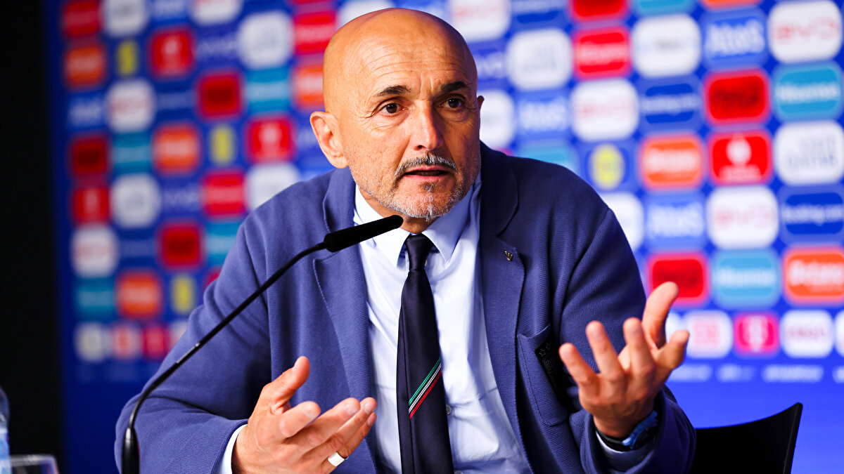 Kanarya'nın Kerem Aktürkoğlu, Asensio ve Ederson transferleri ile güçlendirdiği kadrosunu beğendiğini Devin Özek'e ileten Spaletti, Fenerbahçe'ye sıcak bakıyor. 