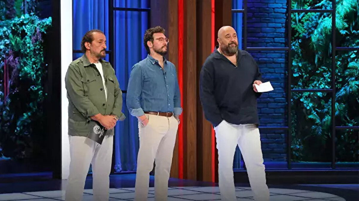 TV8 ekranlarının sevilen yarışması MasterChef Türkiye, her bölümüyle izleyicileri ekrana kilitlemeye devam ediyor. Şampiyonluk hayaliyle mücadele eden yarışmacılar, haftanın kritik oyunlarında tüm hünerlerini ortaya koyuyor. 3 Eylül 2025 Çarşamba günü yayınlanan son bölümde dokunulmazlık oyunu büyük heyecana sahne oldu. İlk oyunu kırmızı takım kazanmış ve mavi takımdan eleme adayları çıkmıştı. Peki, haftanın ikinci dokunulmazlık oyununu kim kazandı, bireysel dokunulmazlık kimin oldu, eleme potasına kimler eklendi? İşte detaylar…