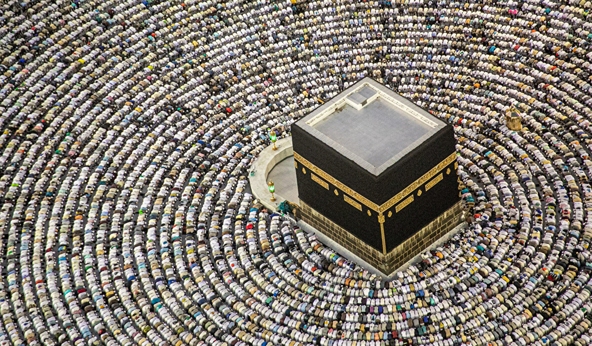 2026 HAC KURALARI NE ZAMAN?<br><br>Diyanet İşleri Başkanlığı tarafından yayınlanan takvime göre 2026 yılında hacca gitmek isteyen adaylar 11 Ağustos – 5 Eylül tarihleri arasında ön kayıt yaptırmaları gerekiyor. Ön kayıt işleminin ardından kura çekimi gerçekleşecek ve hacca gidecek kesin adaylar Diyanet tarafından açıklanacak.<br>