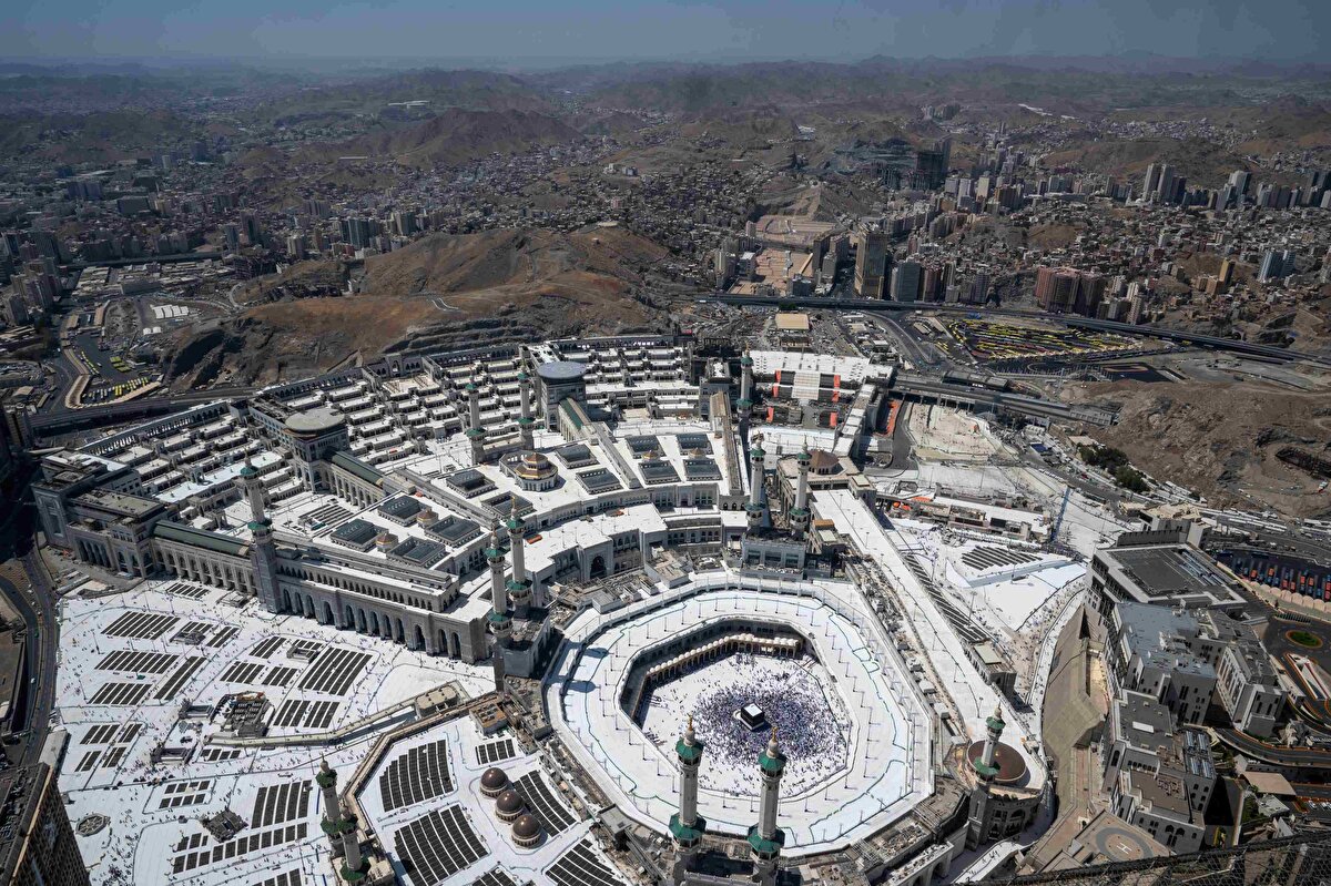 2026 HAC FİYATLARI NE KADAR?<br><br>2025 Yılında konaklama ücretleri 24.500 – 28.500 SAR (Suudi Arabistan Riyali) fiyat aralığında değişiyor.<br><br>Yakın mesafe konaklama ücretlerinde bu fiyatlar çok daha yüksek. 60.000 – 80.000 SAR aralığında değişiklik gösteriyor. 2026 yılında ücretlerin ne kadar olacağı Hac ve Umre Hizmetleri Genel Müdürlüğü’nce duyurulacak.<br>