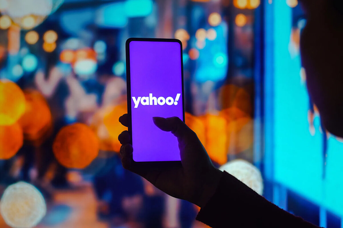 Yahoo<br><br>1994 yılında Kaliforniya’da kurulan Yahoo, internetin ilk yıllarında en popüler arama motorlarından biriydi. Özellikle 2000’li yılların başında e-posta ve haber portalı hizmetleriyle geniş bir kullanıcı kitlesine ulaştı. Günümüzde Yahoo aramaları Bing altyapısını kullanıyor olsa da, hâlâ haber, finans ve e-posta servisleri ile aktif olarak hizmet veriyor.<br>