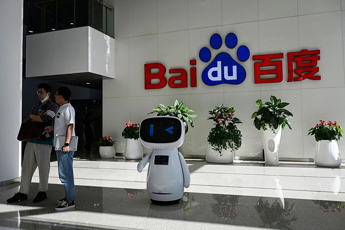 Baidu<br><br>2000 yılında kurulan Baidu, Çin’in en büyük arama motoru. Google’ın Çin’de yasaklanmasının ardından pazarın neredeyse tamamını kontrol eder hale geldi. Günümüzde yalnızca bir arama motoru değil; yapay zekâ, otonom sürüş teknolojileri, bulut servisleri ve müzik platformları gibi çok sayıda hizmet sunuyor. Çin’in “Google’ı” olarak biliniyor.<br>
