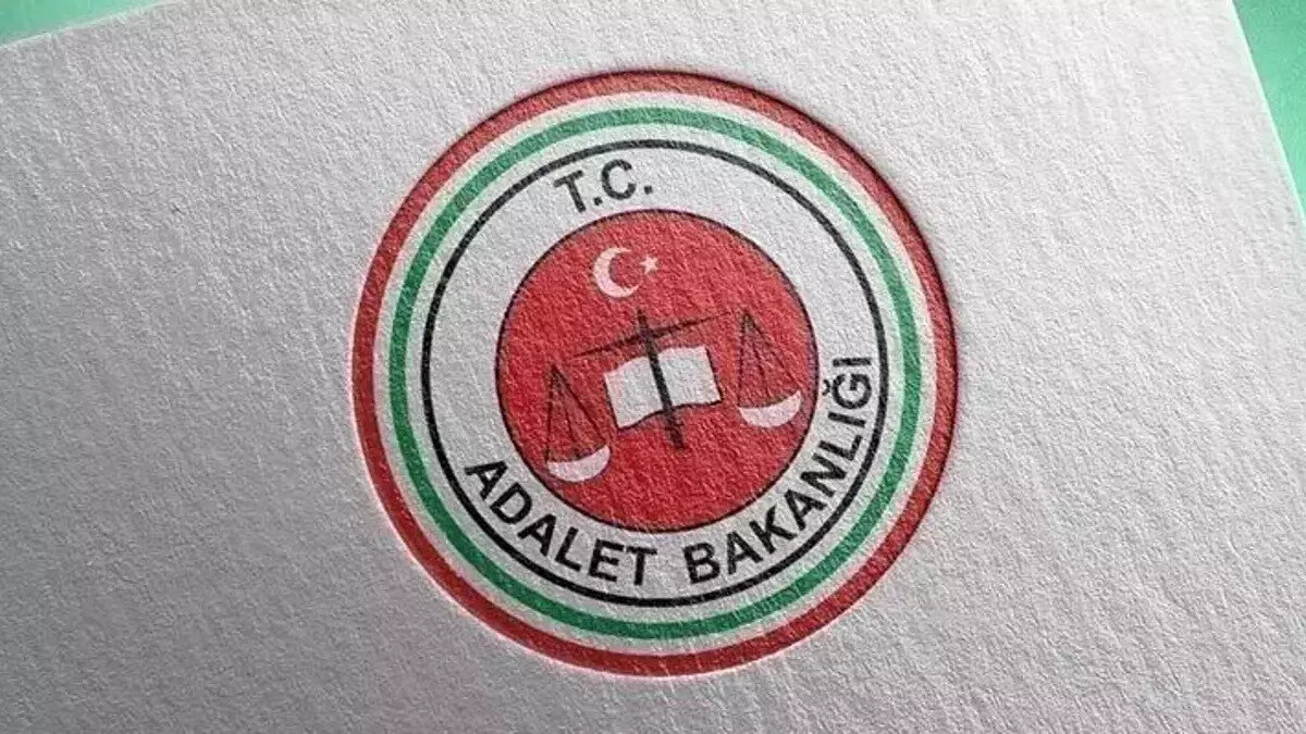 <br>Adalet Bakanlığı 5 bin personel alım başvuru süreci 15 Ağustos'da <br>tamamlandı. Peki Adalet Bakanlığı personel alım başvuru<br>sonuçları ne zaman açıklanacak? Bilindiği üzere Ceza ve Tevkifevleri (CTE) Genel Müdürlüğü'ne 3 bin 172 infaz ve koruma memuru, 91 hemşire, 52 teknisyen, 100 destek personeli (şoför), 29 destek personeli (aşçı), 2 destek personeli (kaloriferci), 30 destek personeli (hasta bakıcı), 24 destek personeli (hizmetli) olmak üzere 3 bin 500 ve Adalet Bakanlığı Personel Genel Müdürlüğünce Devlet Memurları Kanununun 4B maddesi kapsamında 1500 sözleşmeli zabıt katibi olmak üzere toplamda 5 bin personel alımı için başvuru süreci 15 Ağustos'ta sona erdi. <br>Başvuru tarihinin üzerinden 21 gün geçti. Peki Adalet Bakanlığı<br>personel alım başvuru sonuçları ne zaman açıklanacak?