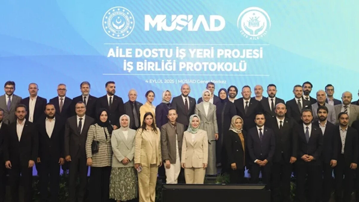 MÜSİAD’dan Çalışanlara “Aile Dostu” Destek<br>Aile kurumunu güçlendirmek ve çalışanların yaşam kalitesini artırmak amacıyla yeni bir adım atıldı. Müstakil Sanayici ve İşadamları Derneği (MÜSİAD), Aile ve Sosyal Hizmetler Bakanlığı ile birlikte yürüttüğü “Aile Dostu İş Yeri Projesi” kapsamında çalışanlarına maddi destek sağlayacak.<br>